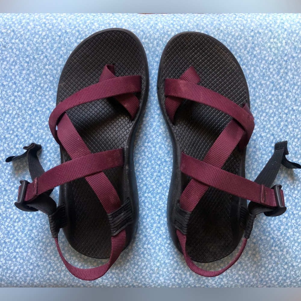 Chacos womens size 9 
Maroon purple straps